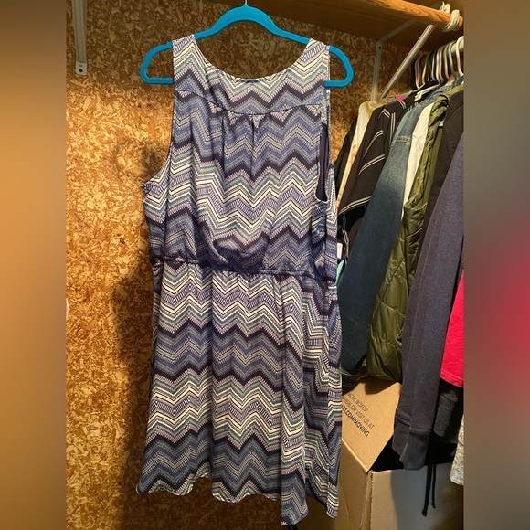 EUC Maurices 2 2x blue chevron drawstring dress - Picture 2 of 4
